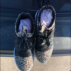 Fashion tennis shoes